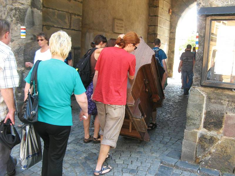 Harmonium v centru Jičína.