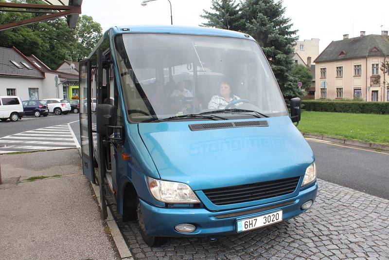 Linka městského autobus v Nové Pace zrušila osm zastávek. Lidé už se nedostanou na nákup k marketům. Bouří se.