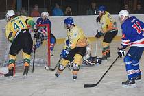 Jičínští hokejisté čekali na vítěznou radost do třetího kola krajské hokejové ligy. Na snímku situace z domácího utkání proti mužstvu Dvora Králové.  