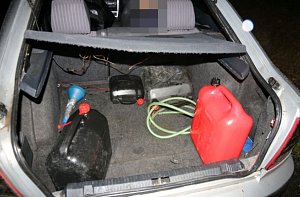 V kufru automobilu nalezli policisté hadici, trychtýř, prázdné a jeden plný kanystr s téměř 10 litry nafty.