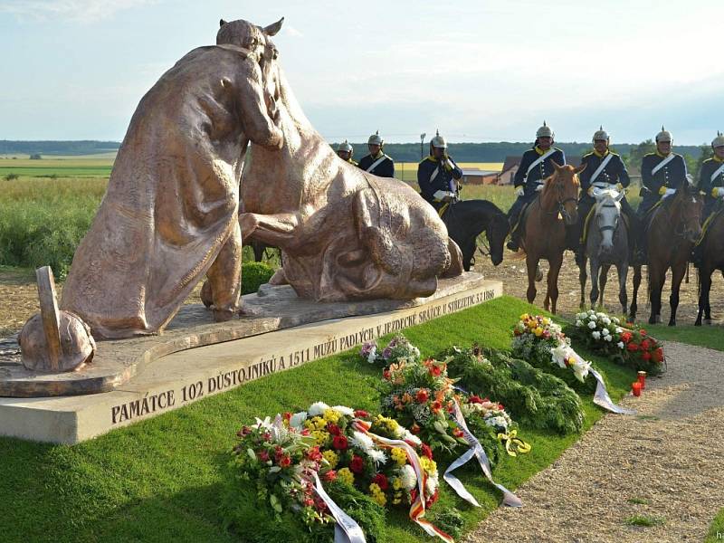 Ze slavnostního odhalení pomníku padlým vojákům i koním ve Střezeticích.