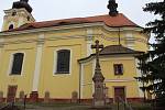 Barokní křížová cesta z roku 1772 v Pecce na Jičínsku se nachází v centru města na zdi kostela Svatého Bartoloměje. Tvoří ji kamenné reliéfy od Josefa Ledra, řezbáře a kameníka z Prahy. Původně byly vsazeny do hřbitovní zdi kolem kostela a po zrušení hřbi