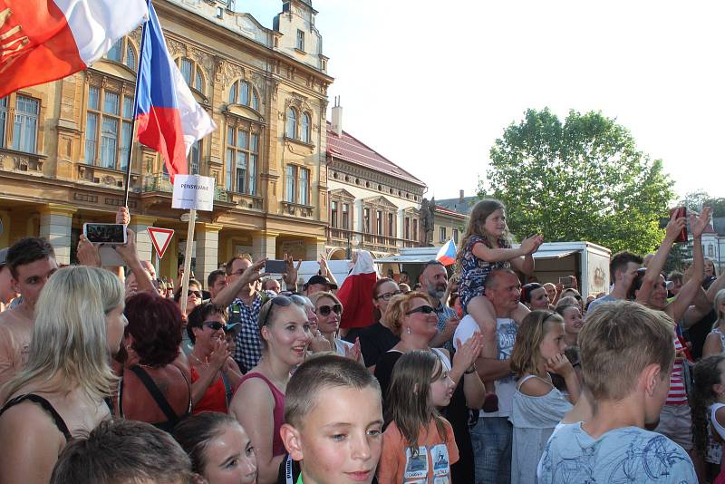 Daniela Polmana, který dokončil extrémní cyklistický závod napříč Amerikou, vítala Nová Paka. Amatérský cyklista se davu poklonil a poděkoval za přízeň fanoušků, která ho hnala do cíle nejtěžšího a nejdelšího závodu světa.