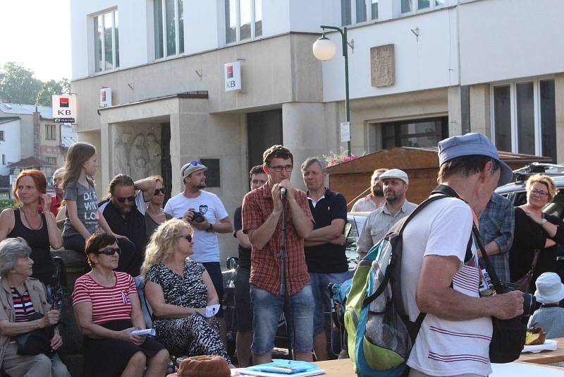 Více než stovka lidí přišla protestovat na Masarykovo náměstí v Nové Pace proti premiérovi Andreji Babišovi.