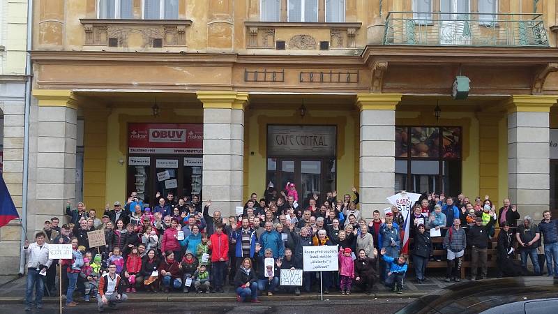 Ani vytrvalý déšť neodradil protestující v Nové Pace.