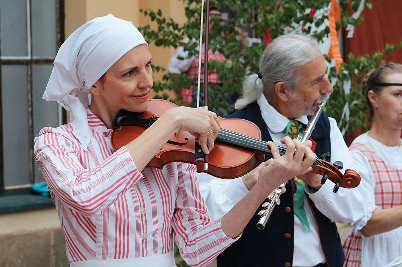 Lázně Bělohrad pohltil Mezinárodní folklorní festival Pod Zvičinou.