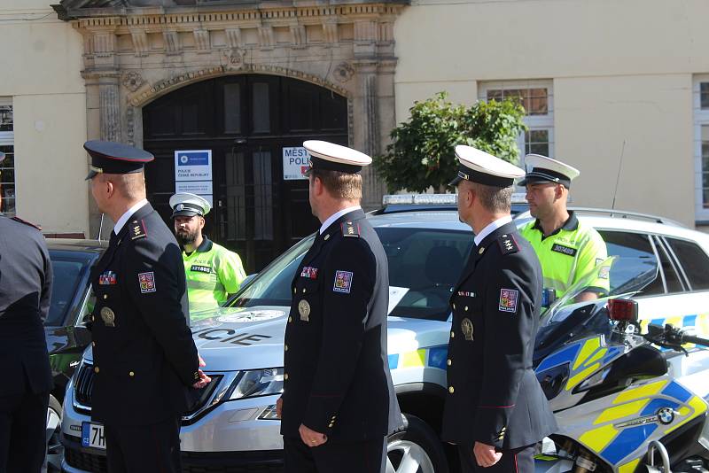 Z dočasného sídla na náměstí Jiřího z Poděbrad se po výstavbě dálnice přesunou do moderního centra dálniční police v Chomuticích.