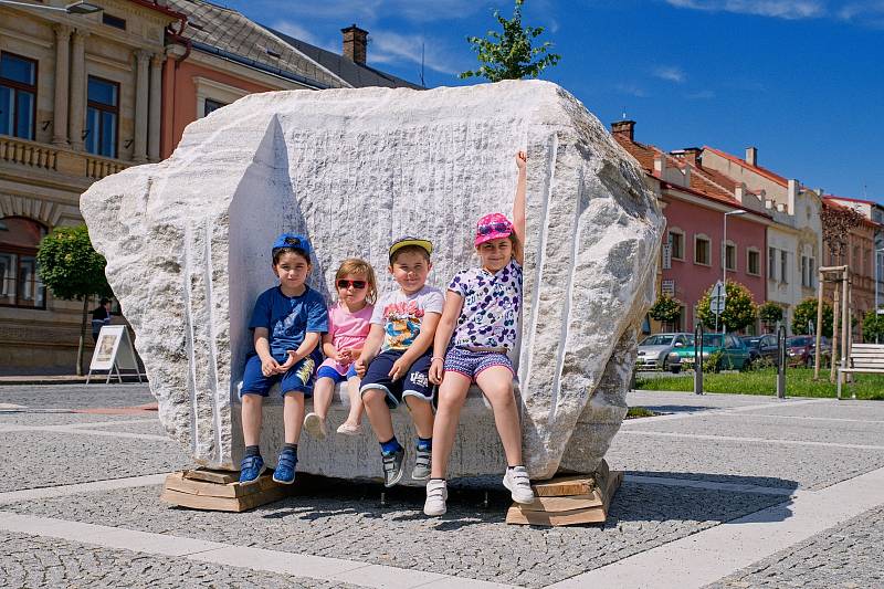 Na hořickém náměstí přistála kamenná lavička.