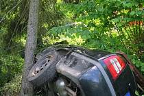 Mladík zřejmě nepřizpůsobil rychlost stavu komunikace, v zatáčce dostal smyk, smetl informační ceduli a s autem najel do svahu, kde zastavil o vzrostlý strom.