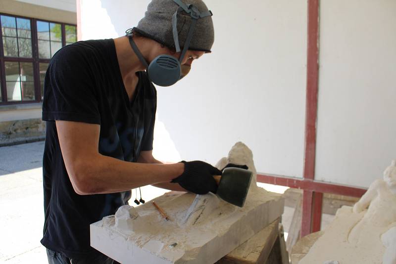 Ruslan z Ukrajiny sochá svoji maturitní práci v hořické kamenické a sochařské škole. V říjnu nastupuje na akademii do Prahy