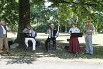 Chvilky při kávě ve stínu stromů zpříjemnilo v neděli v Libosadu Řehečské kvarteto.
