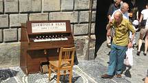 Harmonium v centru Jičína.