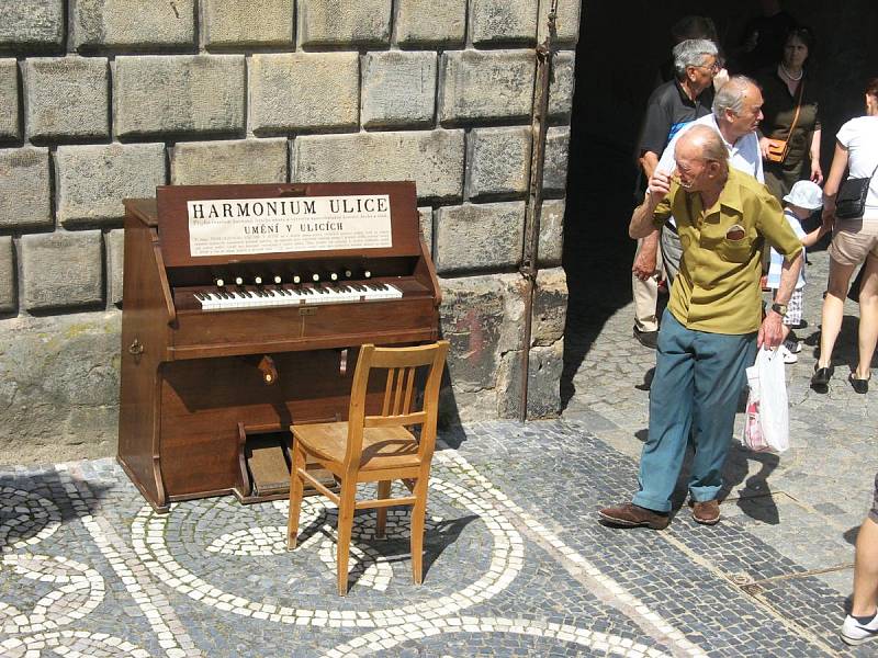 Harmonium v centru Jičína.