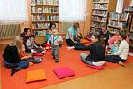 Hraní a zpívání s dětmi v bělohradské knihovně.
