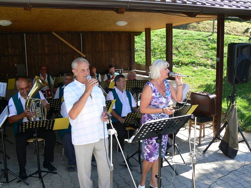 Z koncertu Kuželovy dechové hudby na Samšině.