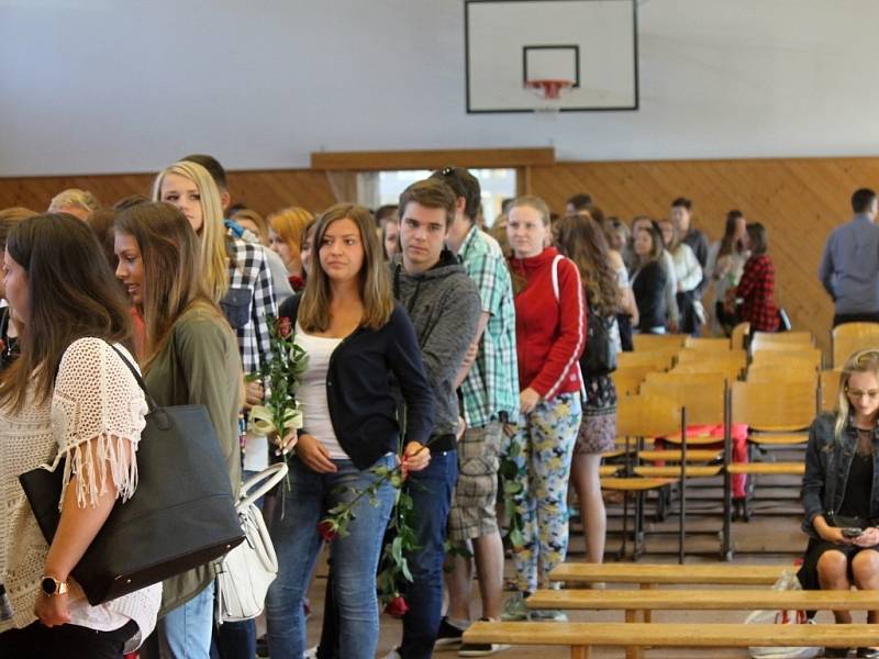 Studenti jičínské MOA gratulovali řediteli Jiřímu Tajčovi.