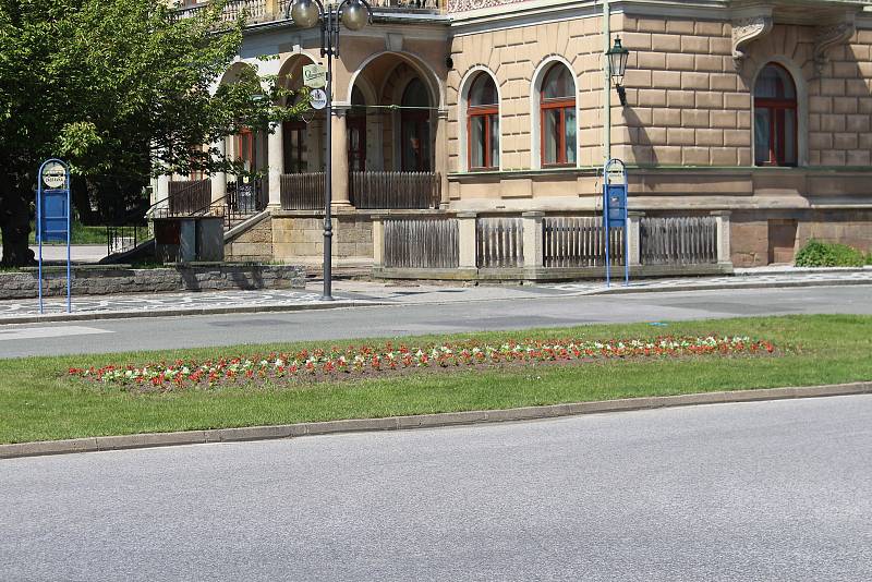 Ve středu dokončili výsadbu letniček v lázeňském městě žáci III. ročníků.