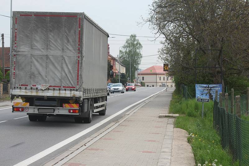 Měřič rychlosti má napomoci k regulaci dopravy v obci...