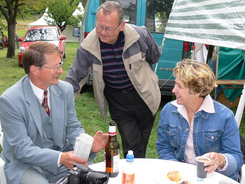 Poslanec Evropského parlamentu Jaromír Kohlíček a chargé d affairs Kuby Barbara Montalvo.