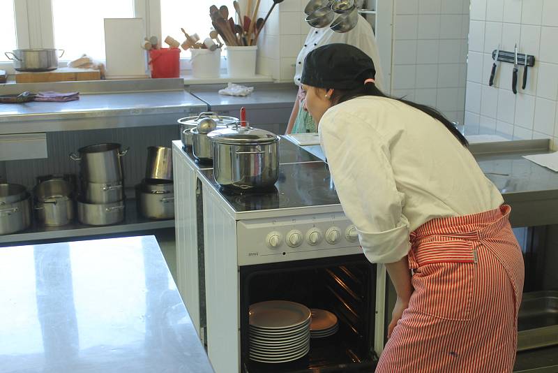 Praktické zkoušky žáků třetích ročníků Střední školy gastronomie a služeb v Nové Pace.