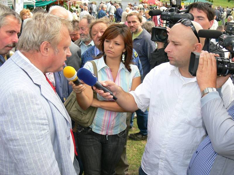 Miloslav Ransdorf v zajetí televizních reportérů.