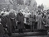 První vláda Československé republiky vítá v listopadu 1918 první legionáře, zleva ministři dr. Šrobár, Jíří Stříbrný, Fr. Staněk, dr. Kramář, V. Klofáč, za ním pluk. Husák.