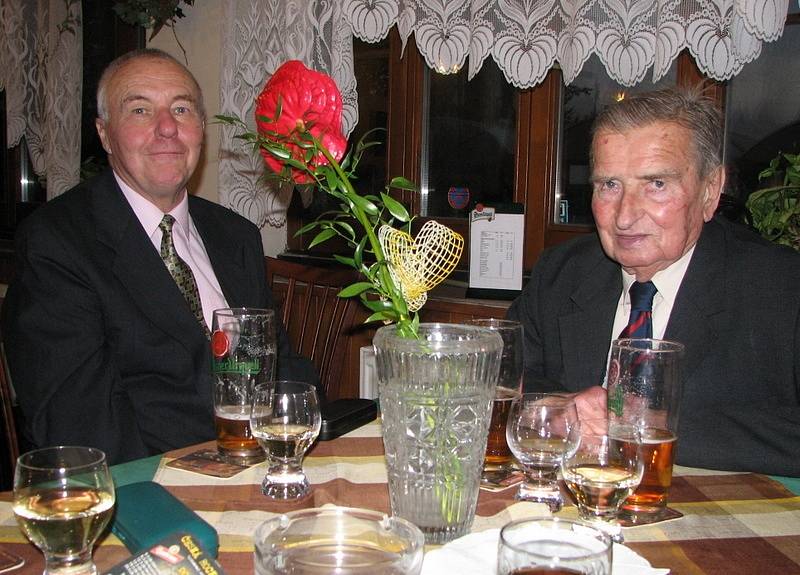 Strýc Emil vpravo při rodinné oslavě jeho 90tin, s Milošem Bergmanem.