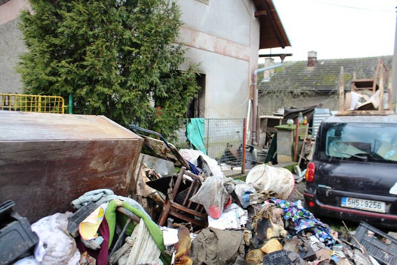 HASIČI LIKVIDOVALI požár domu pět hodin. O jeho další obyvatelnosti musí rozhodnout statik.