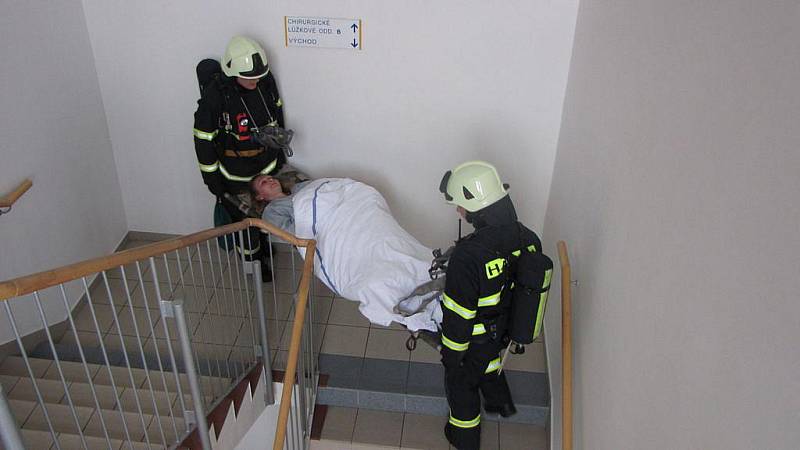 Taktické cvičení hasičů v jičínské nemocnici.