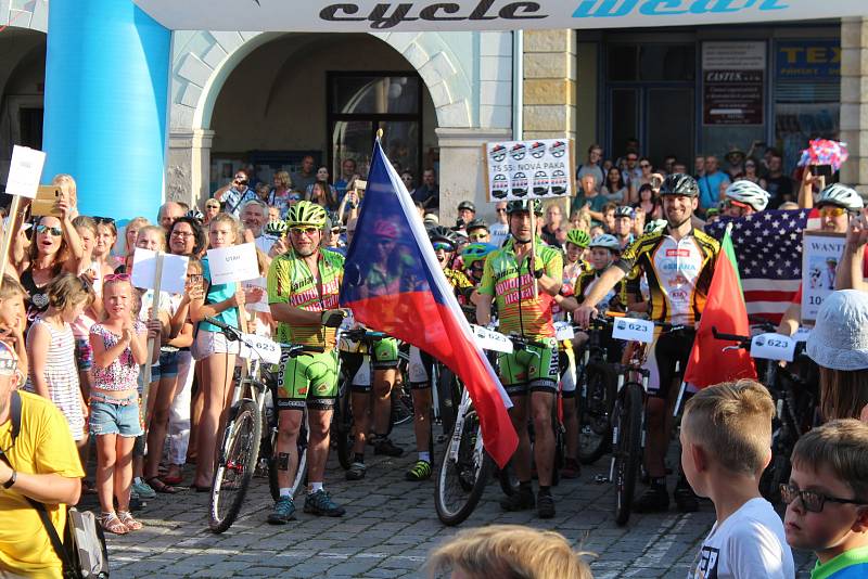 Daniela Polmana, který dokončil extrémní cyklistický závod napříč Amerikou, vítala Nová Paka. Amatérský cyklista se davu poklonil a poděkoval za přízeň fanoušků, která ho hnala do cíle nejtěžšího a nejdelšího závodu světa.