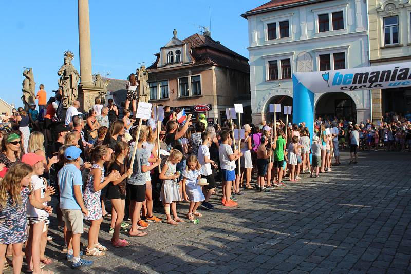 Daniela Polmana, který dokončil extrémní cyklistický závod napříč Amerikou, vítala Nová Paka. Amatérský cyklista se davu poklonil a poděkoval za přízeň fanoušků, která ho hnala do cíle nejtěžšího a nejdelšího závodu světa.