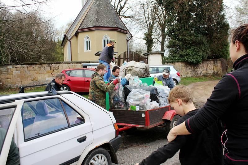 Dobrovolníci z Okrašlovacího spolku Stav během akce Ukliďme svět, ukliďme Česko podél bývalé státovky v kopci Babák na Novopacku.