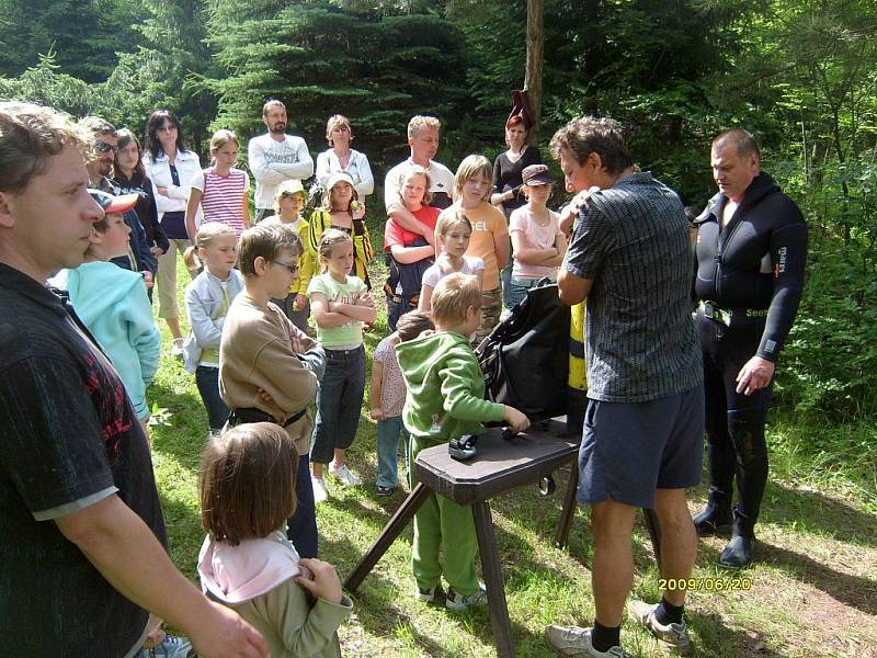 Návštěva diabetických dětí u potápěčů v lomu Rumchalpa spojená s opékáním buřtů.