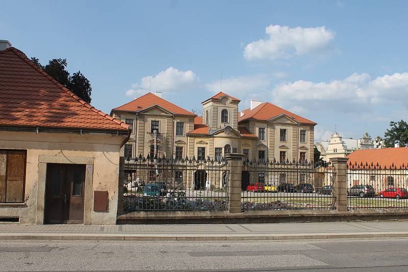 Revitalizace je údajně v polovině, dokončena má být za čtyři roky. Poté  zámek nabídne ubytování, vznikne zde kavárna, restaurace i funkční obchody.