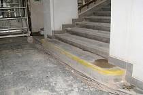 Takhle teď vypadá pata schodiště na Lepařově gymnáziu. Na škole mění elektroinstalace.