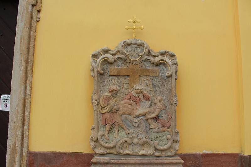 Barokní křížová cesta z roku 1772 v Pecce na Jičínsku se nachází v centru města na zdi kostela Svatého Bartoloměje. Tvoří ji kamenné reliéfy od Josefa Ledra, řezbáře a kameníka z Prahy. Původně byly vsazeny do hřbitovní zdi kolem kostela a po zrušení hřbi