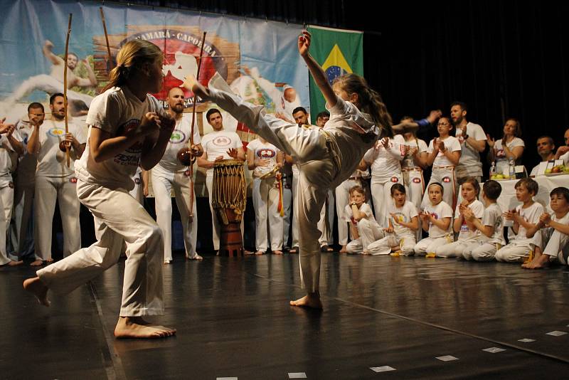 Akrobacie, tanec, bojový sport...to všechno je capoeira. V Hořicích soutěžily děti z celé republiky.