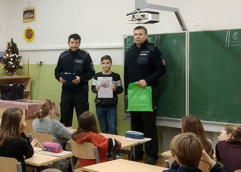 Autory nejlepších prací ocenili policisté přímo ve škole.