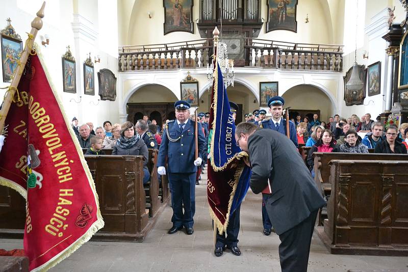 V rámci oslav 135. výročí od založení sboru si hasiči z Nemyčevsi nechali požehnat nový prapor.