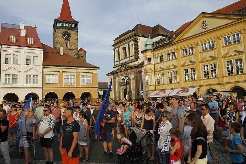 Na demonstraci proti Andreji Babišovi přišlo v Jičíně pět set lidí.