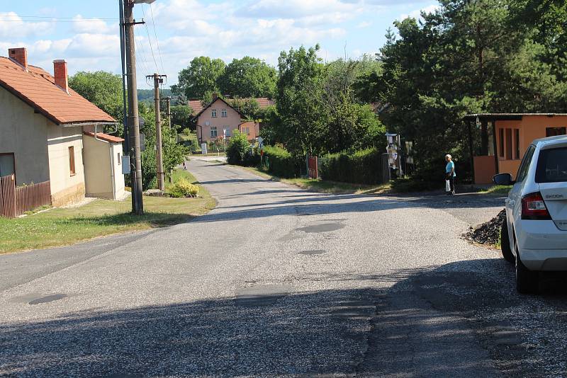 Objízdná trasa z Kopidlna do Jičíněvsi. Řidiči zde nedodržují třicítku, silnice  je zaplátovaná a úzká pro jízdu kamionů.