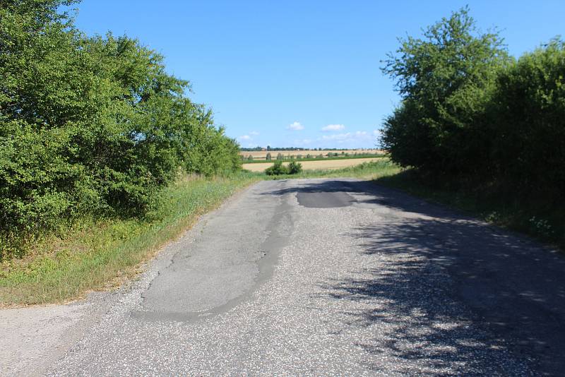 Objízdná trasa z Kopidlna do Jičíněvsi. Řidiči zde nedodržují třicítku, silnice  je zaplátovaná a úzká pro jízdu kamionů.