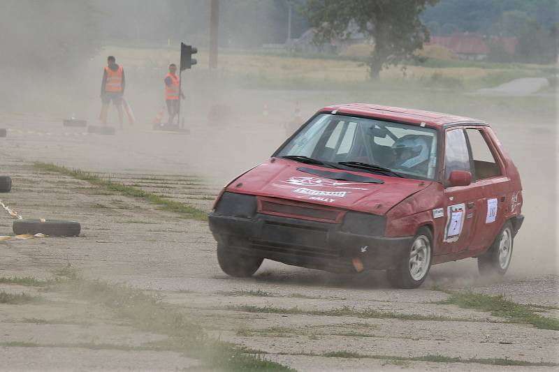 Poprvé od roku 2017 se Babákovi rozhodli uspořádat Rally v Nemyčevsi. Zúčastnit se mohl každý s autem a platným řidičákem.