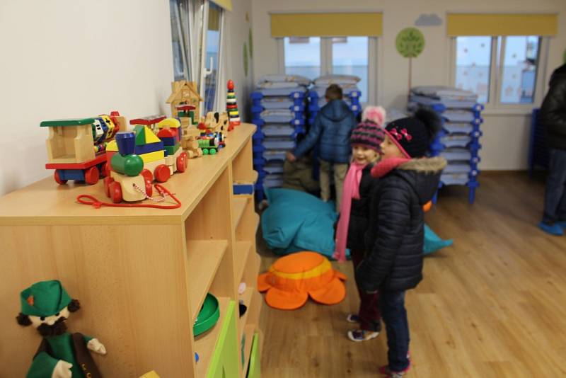 Nová školka v Chomuticích za 12 milionů vyrostla během pěti měsíců. V pondělí se do ní nastěhovaly děti.