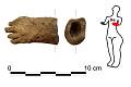 Nalezená část neolitické plastiky, vpravo vyznačena možná původní celková podoba v případě, že by se jednalo o část ze sošky, které jsou někdy nazývané jako „neolitické Venuše“.