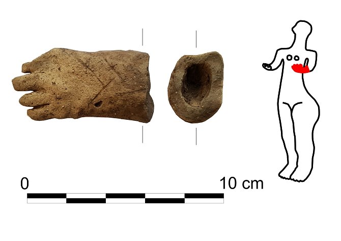 Nalezená část neolitické plastiky, vpravo vyznačena možná původní celková podoba v případě, že by se jednalo o část ze sošky, které jsou někdy nazývané jako „neolitické Venuše“.