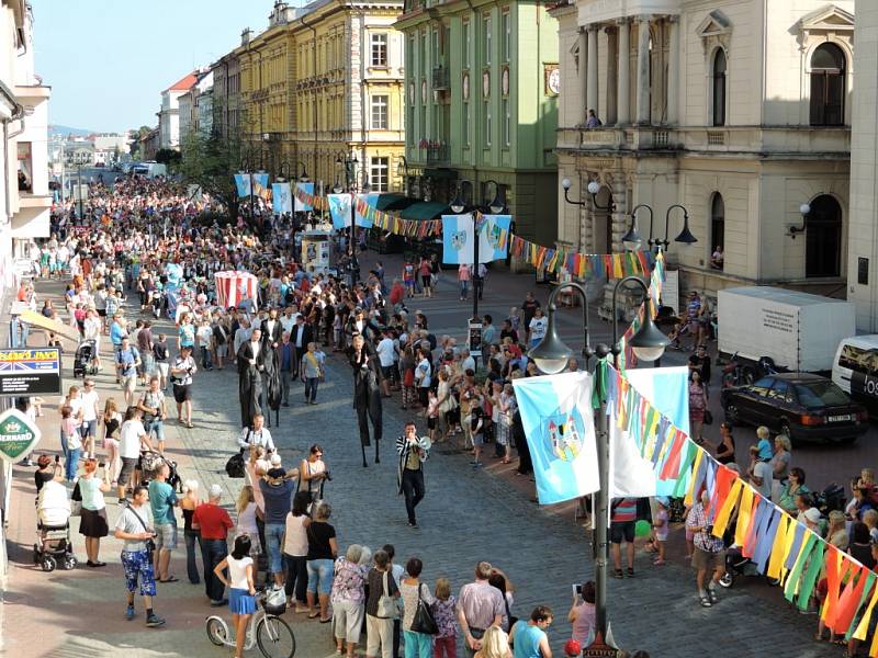 Pohádkový průvod zahájil festival.