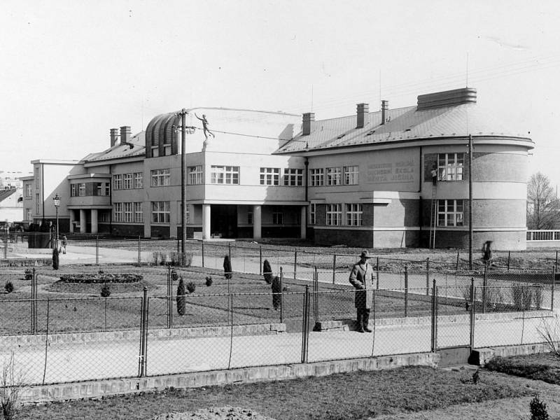 Historický snímek jičínské školy, dnešní Masarykovy obchodní akademie.