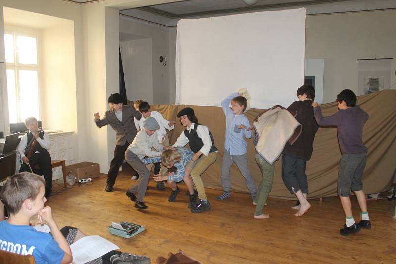 Výstava VEDEM v bývalé židovské škole s divadelním představením.