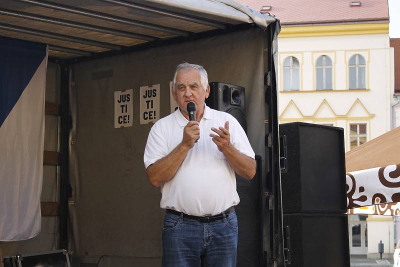 Na demonstraci proti Andreji Babišovi přišlo v Jičíně pět set lidí.